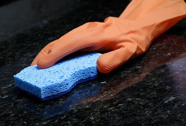 Nettoyer un comptoir en marbre coulé