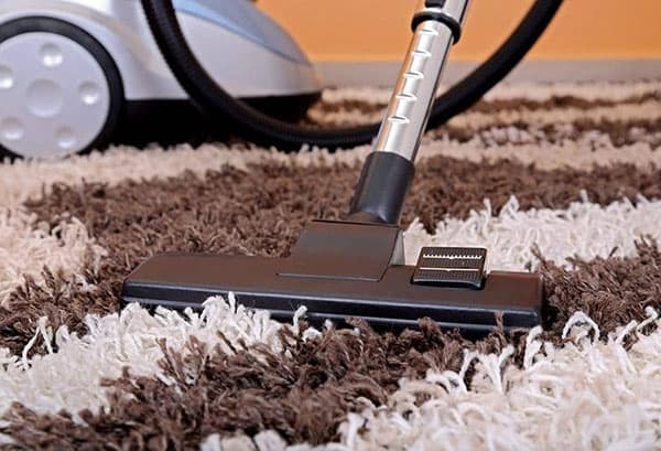Nettoyer le tapis avec un aspirateur