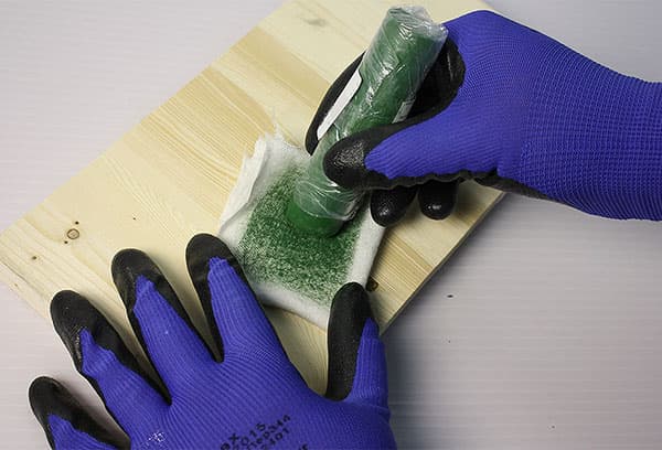 Application de la pâte GOI sur un chiffon de polissage