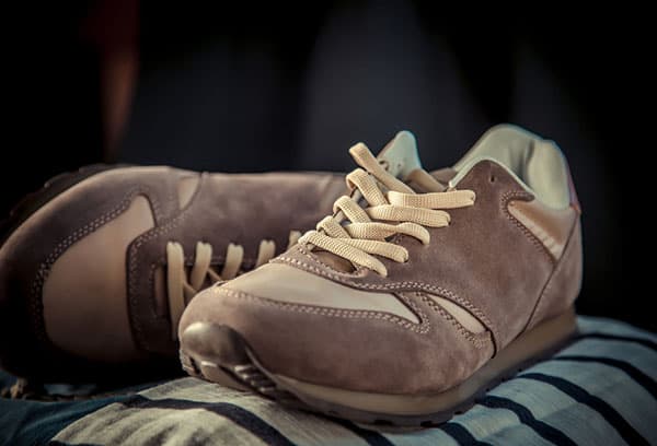 Baskets en daim séchant