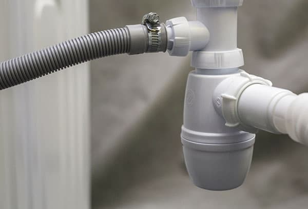 Raccordement du tuyau de vidange au siphon