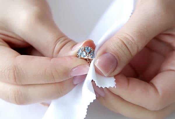 Nettoyer une bague avec de la topaze
