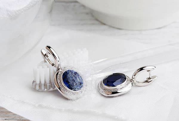 Nettoyer les boucles d'oreilles avec topaze