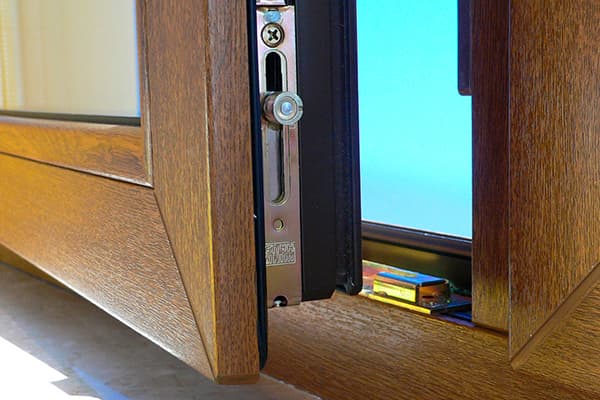 Ferrures de fenêtres en plastique