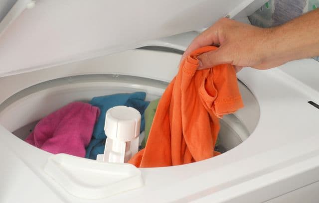 Chargement des vêtements dans la machine