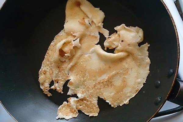 La crêpe s'est déchirée et est restée collée à la poêle