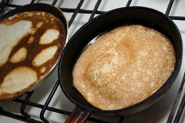 Deux poêles à crêpes