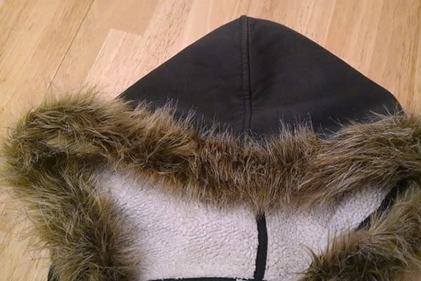 Bordure en fourrure sur la capuche