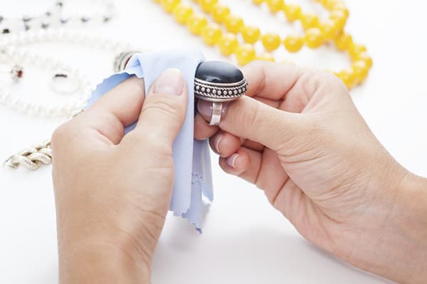Nettoyer une bague en argent