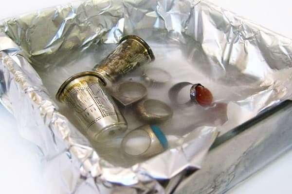 Le processus de nettoyage de l'argent avec de la soude et du papier d'aluminium