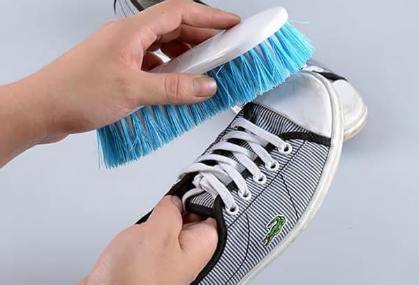 Nettoyer les baskets avec une brosse