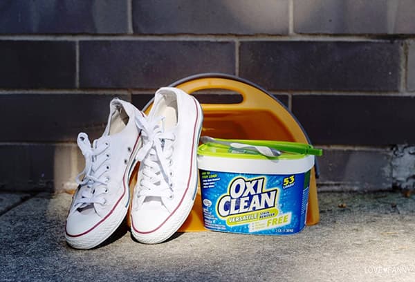 Baskets blanches et détergent