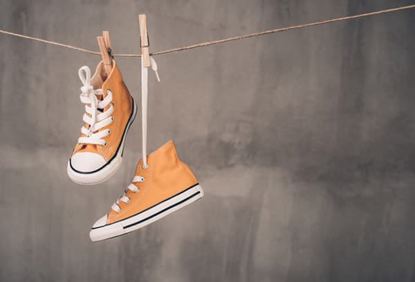 Séchage des baskets sur une ligne