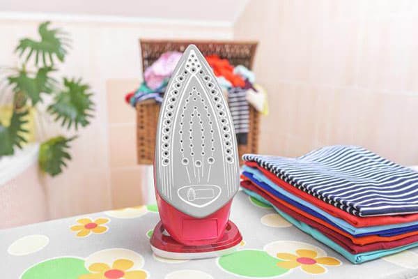 Fer à repasser avec surface en téflon