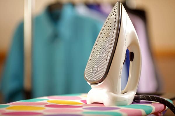 Repassage avec une tache de tissu brûlé