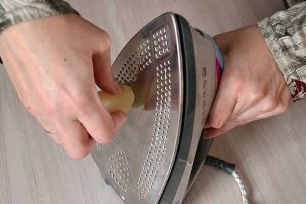 Nettoyer le fer avec une bougie en paraffine