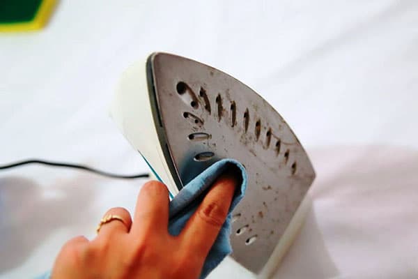 Nettoyer le fer avec un chiffon à l'acétone