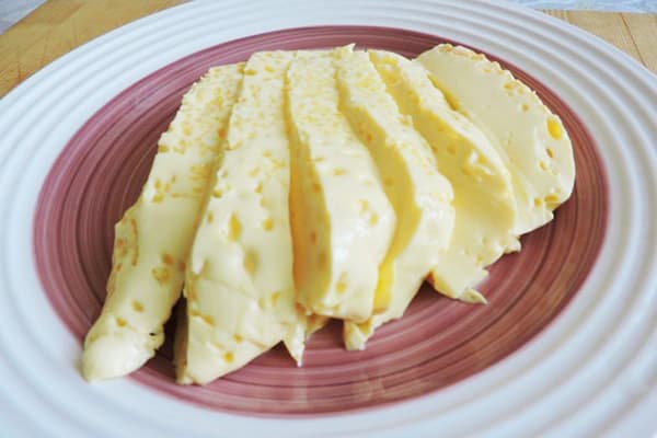 Omelette luxuriante sur une assiette