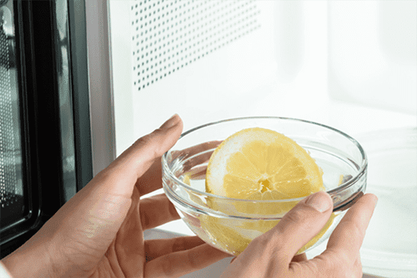 Eau citronnée pour nettoyer le micro-ondes