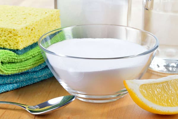 Tasse avec du bicarbonate de soude