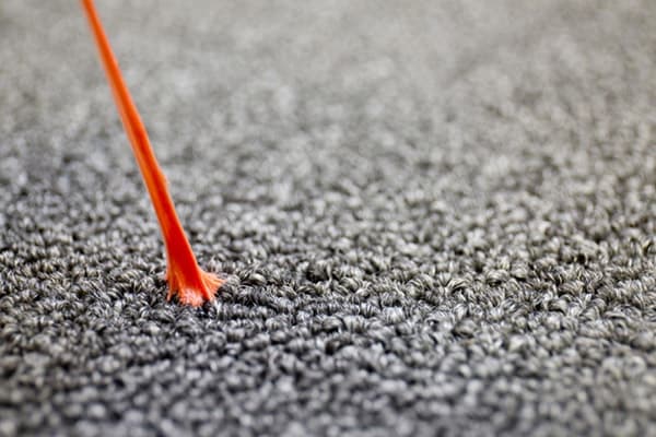 Du slime collé au tapis