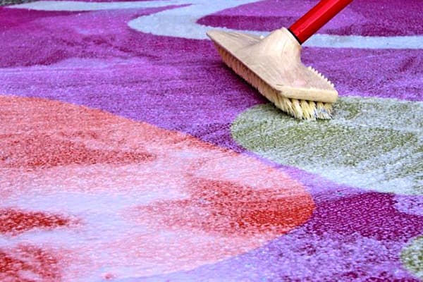 Nettoyer un tapis aux couleurs vives