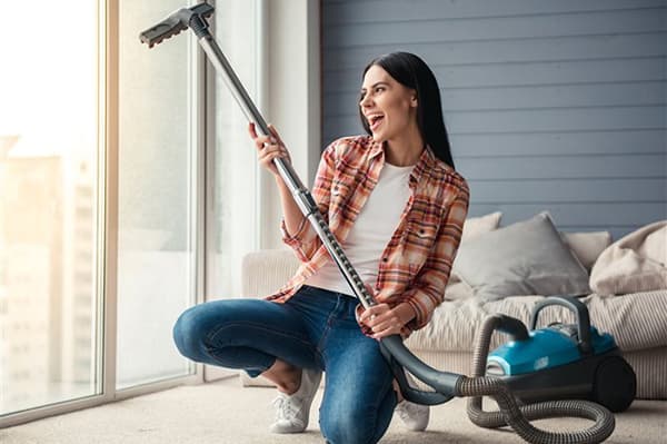 Fille avec un aspirateur