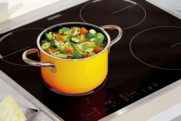 Casserole sur une cuisinière à induction