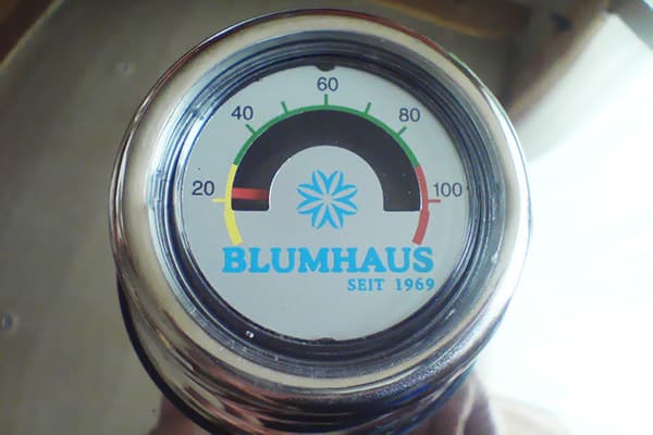 Thermomètre sur une casserole