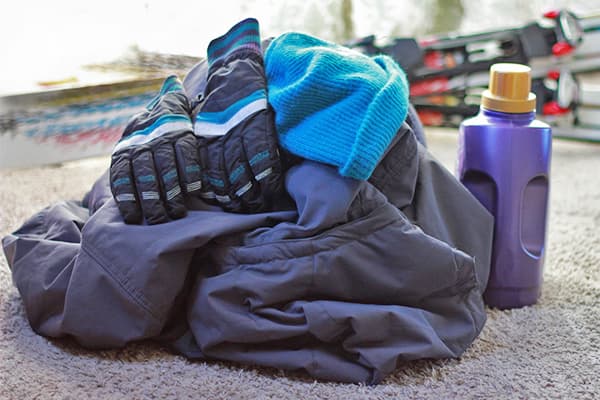 Combinaison de ski et détergent