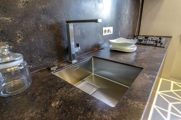 Tablier en pierre artificielle liquide