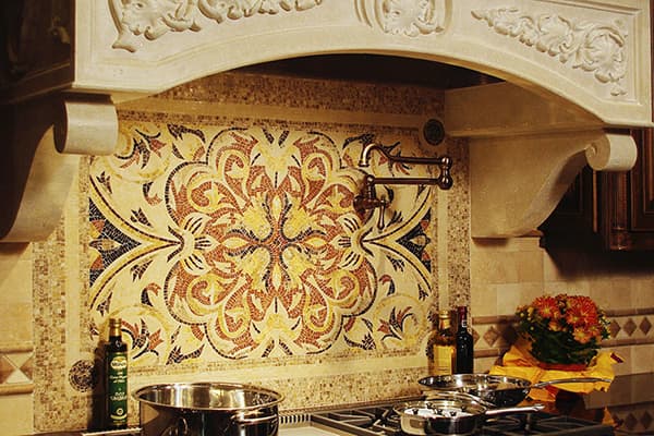 Panneau de mosaïque au-dessus de la cuisinière