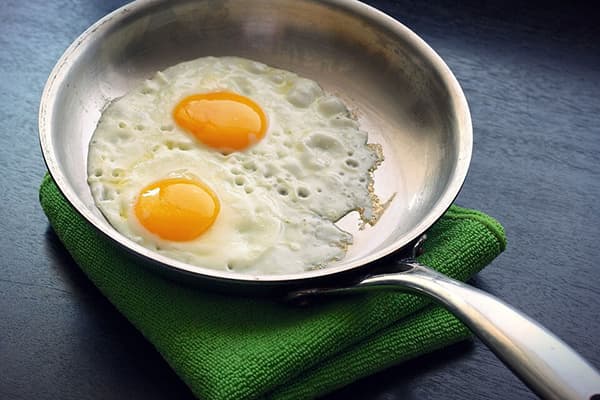 Oeufs brouillés dans une poêle en aluminium