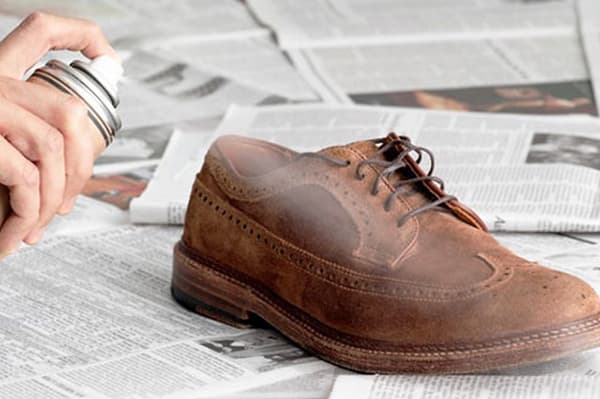 Traiter une botte en daim avec un spray