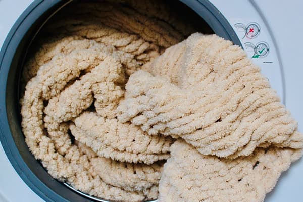 Couverture éponge dans la machine à laver