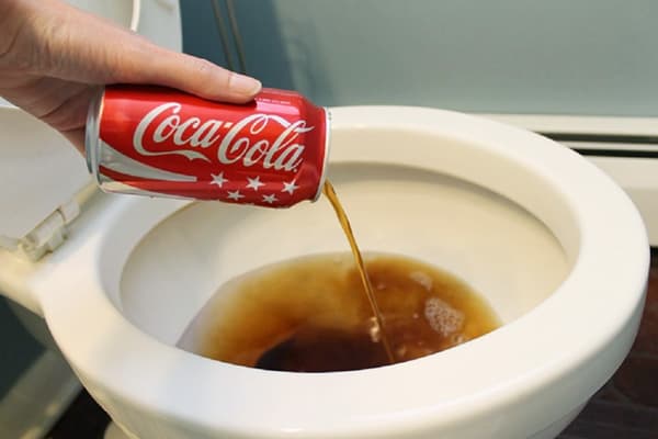 Nettoyer les toilettes avec Coca-Cola