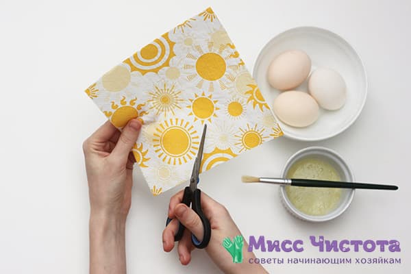 Découper un motif dans une serviette