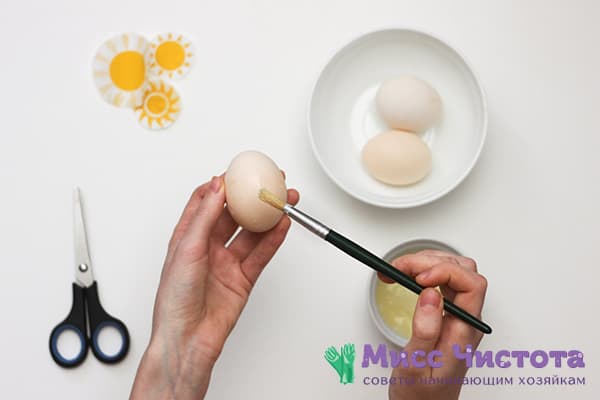 Badigeonner un œuf à la coque de blanc cru