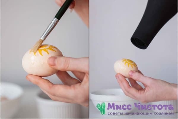 Coller un motif de serviette sur un œuf