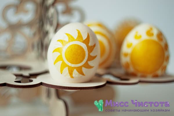 Vous ne l'avez pas encore essayé : colorier des œufs pour Pâques avec des serviettes colorées