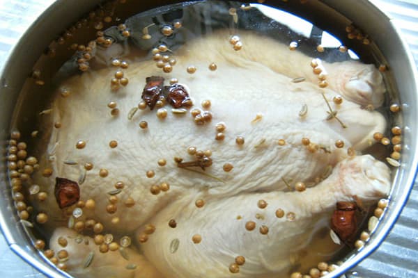 Poulet en marinade en saumure