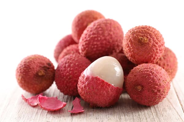 Nettoyer le fruit du litchi