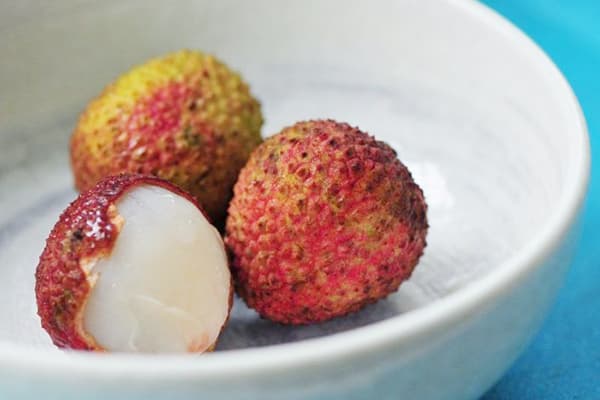 Fruits litchis dans un bol