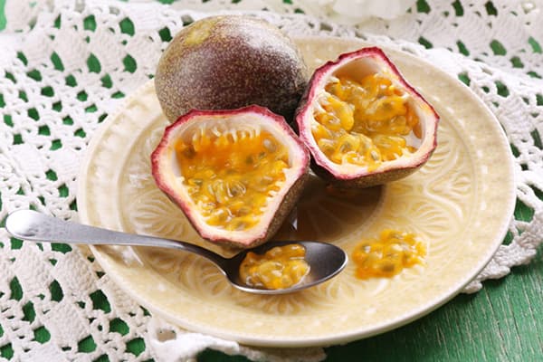 Fruit de la passion dans une assiette