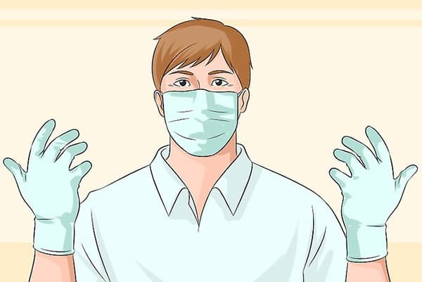 Homme portant des gants et un bandage de protection