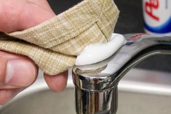 Laver un robinet de cuisine