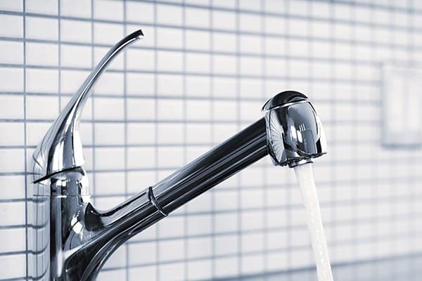 Nettoyer le robinet de la cuisine