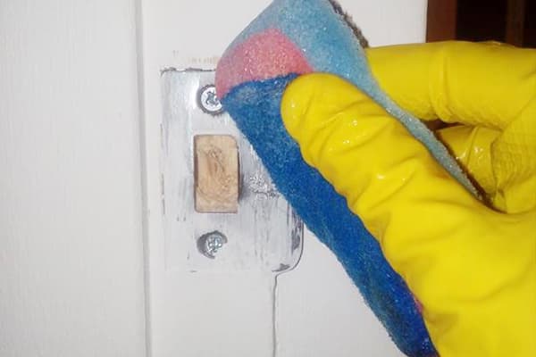 Nettoyer le métal de la peinture avec de l'eau savonneuse