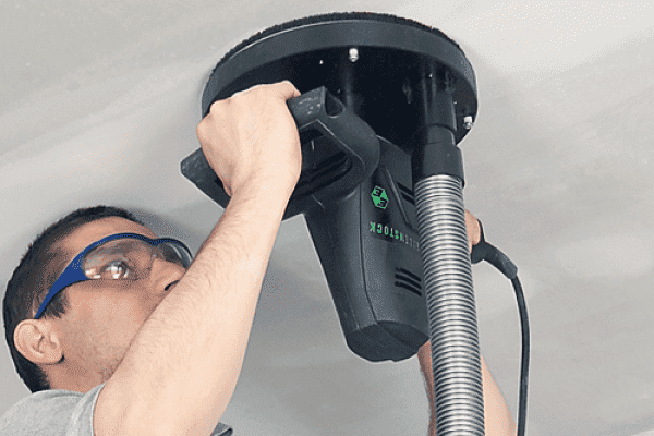 Utiliser une ponceuse pour nettoyer le plafond