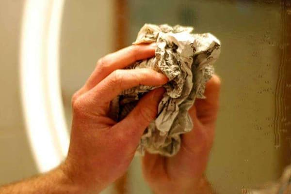 Enlever les traces d'un miroir avec du papier journal